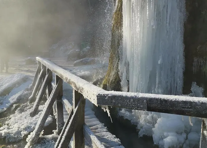 Am Wasserfall * Nohn